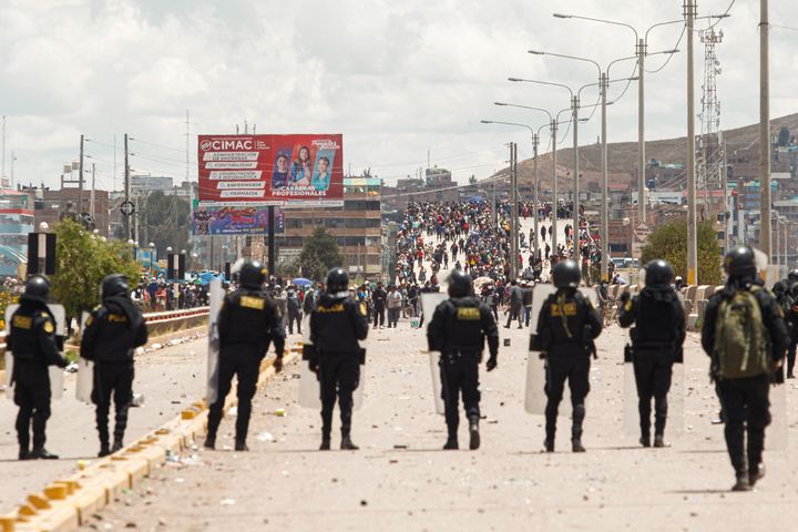 Partidarios de Castillo y fuerzas de seguridad chocando el 7 de enero de 2023.