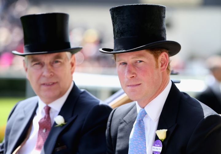 Prințul Andrew și Prințul Harry participă la prima zi a Royal Ascot pe 17 iunie 2014 la Ascot, Anglia.