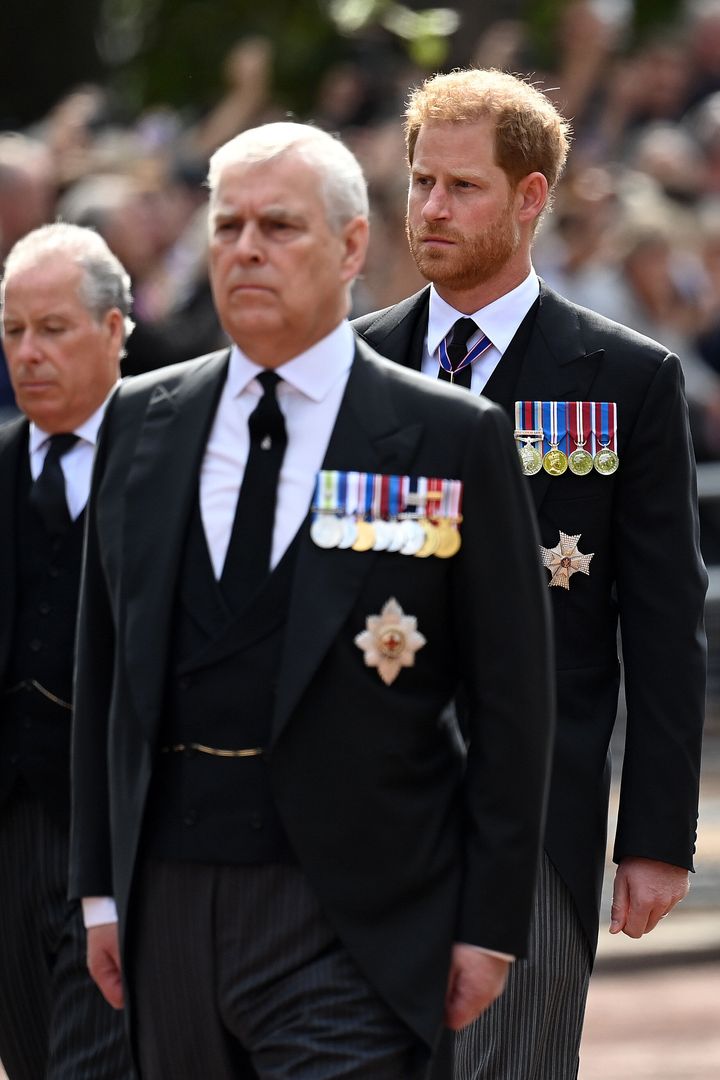 Ducele de York și ducele de Sussex merg în spatele sicriului în timpul procesiunii pentru statul înclinat al Reginei Elisabeta a II-a, pe 14 septembrie 2022.