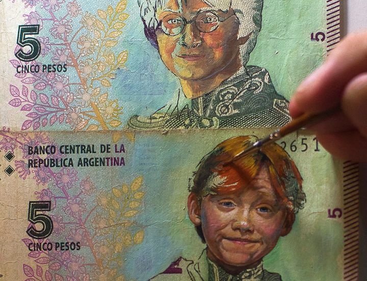 Ο καλλιτέχνης Sergio Diaz παρεμβαίνει εικαστικά σε χαρτονομίσματα πέσος της Αργεντινής, ζωγραφίζοντας πορτρέτα χαρακτήρων από την ταινία "Χάρι Πότερ", μετατρέποντάς τα σε έργα τέχνης ενάντια στον συνεχώς αυξανόμενο πληθωρισμό της Αργεντινής