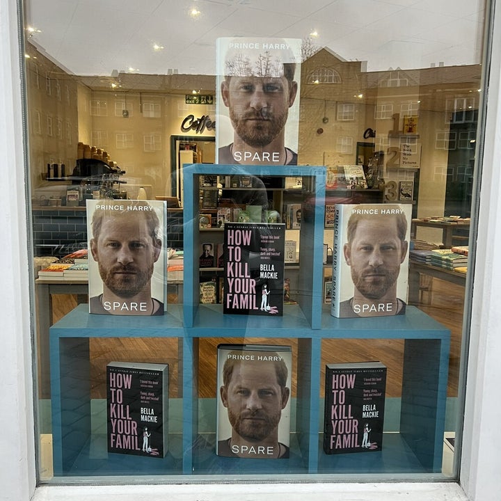 A vitrine da Bert's Books promovendo o livro de memórias do Duque de Sussex, Spare, ao lado de How to Kill Your Family, da autora Bella Mackie.