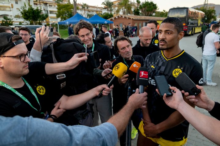 Ο Sebastien Haller δίνει συνεντεύξεις μετά τον φιλικό αγώνα μεταξύ Borussia Dortmund και Fortuna Duesseldorf στις 10 Ιανουαρίου 2023 στη Marbella της Ισπανίας.