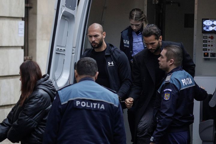 Ο Andrew Tate και ο αδελφός του Tristan συνοδεύονται από αστυνομικούς έξω από τα κεντρικά γραφεία του Εφετείου του Βουκουρεστίου, Ρουμανία, 10 Ιανουαρίου 2023.