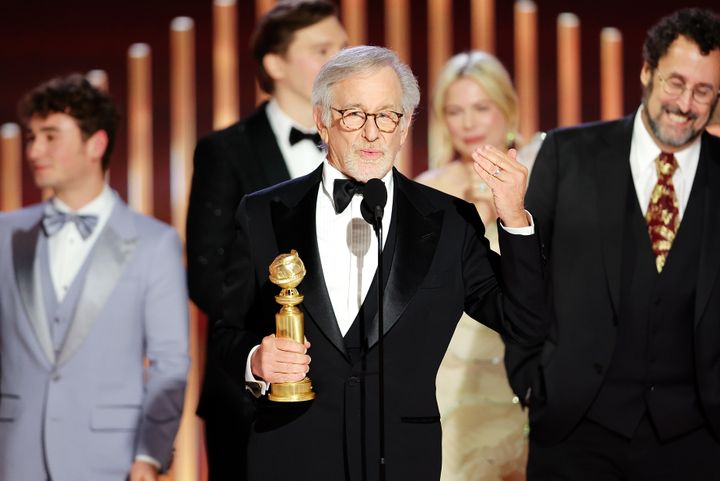 Ο Στίβεν Σπίλμπεργκ με τη Χρυσή Σφαίρα Καλύτερης Ταινίας στην κατηγορία Δράμα για το «The Fabelmans»