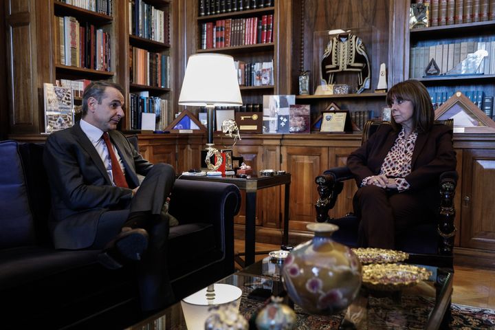 Συνάντηση της Προέδρου της Δημοκρατίας Κατερίνας Σακελλαροπούλου με τον Πρωθυπουργό Κυριάκο Μητσοτάκη, Τετάρτη 11 Ιανουαρίου 2023. (ΓΙΩΡΓΟΣ ΚΟΝΤΑΡΙΝΗΣ/EUROKINISSI)
