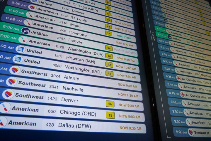 Μια οθόνη δείχνει πτήσεις, πολλές με καθυστέρηση, στο αεροδρόμιο LaGuardia της Νέας Υόρκης, Τετάρτη 11 Ιανουαρίου 2023.
