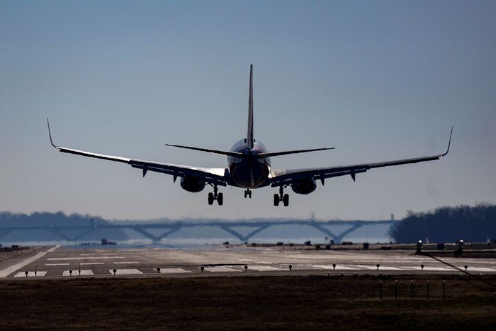 Αεροπλάνο της Southwest προσγειώνεται στο Εθνικό Αεροδρόμιο Ρόναλντ Ρίγκαν Ουάσινγκτον στο Άρλινγκτον, Βιρτζίνια, Παρασκευή, 30 Δεκεμβρίου 2022.