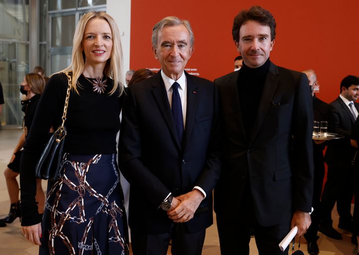 Ο Διευθύνων Σύμβουλος του ομίλου πολυτελείας LVMH Bernard Arnault, στο κέντρο, πλαισιωμένος από την κόρη του Delphine Arnault, αριστερά και τον γιο του Antoine Arnault καθώς παρευρίσκονται στα εγκαίνια της έκθεσης «The Morozov Collection, Icons of Modern Art» στο Fondation Louis Vuitton στο Παρίσι, την Τρίτη. 21 Σεπτεμβρίου 2021