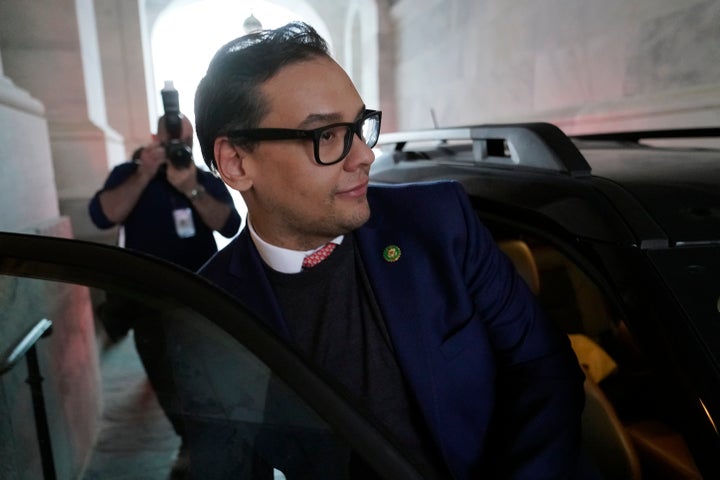 représentant de New York George Santos était un collecteur de fonds prolifique qui transférait de l'argent à d'autres républicains.