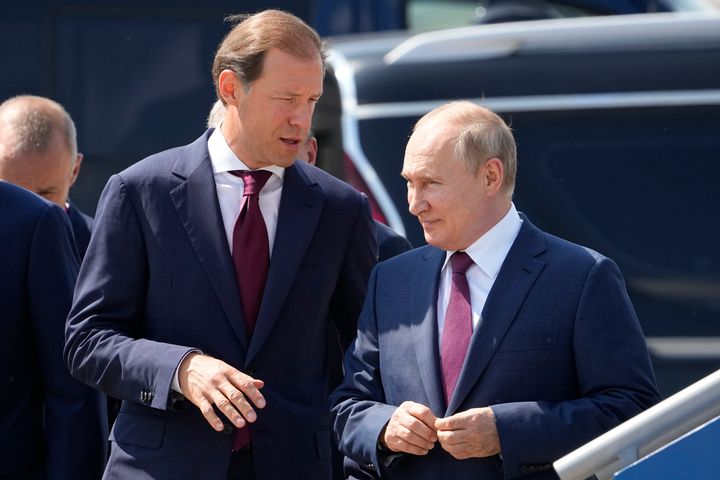 Ο Ρώσος Πρόεδρος Βλαντιμίρ Πούτιν, δεξιά, και ο Ρώσος υπουργός Βιομηχανίας και Εμπορίου Ντένις Mαντούροφ φτάνουν για να παρευρεθούν στα εγκαίνια του Διεθνούς Σαλονιού Αεροπορίας και Διαστήματος MAKS-2021 στο Zhukovsky, Ρωσία, Τρίτη 20 Ιουλίου 2021