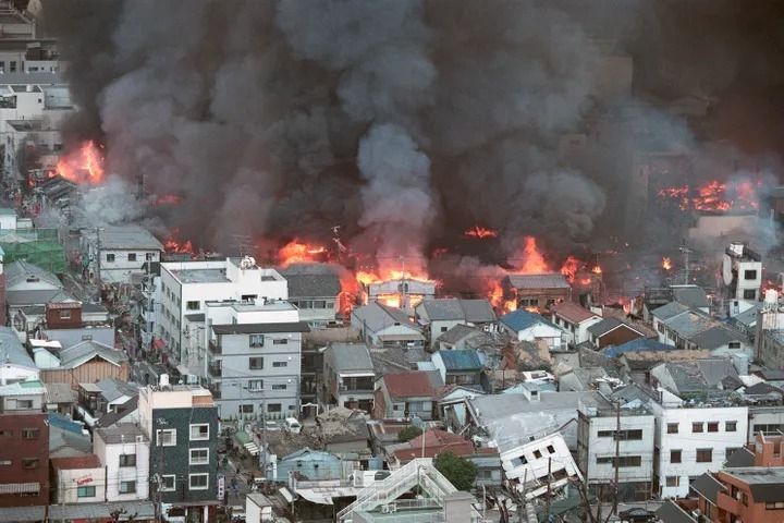 火災を起こし燃え上がる住宅などの建物（兵庫県神戸市、1995年1月17日撮影）