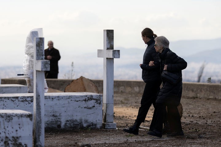 Η πρώην πριγκίπισσα της Ελλάδας Ειρήνη, αδελφή του πρώην βασιλιά της Ελλάδας Κωνσταντίνου Β', περπατά δίπλα στους τάφους των μελών της πρώην ελληνικής βασιλικής οικογένειας, στο κτήμα του θερινού παλατιού όπου θα ταφεί ο Κωνσταντίνος Β' στην Αθήνα, Ελλάδα, 12 Ιανουαρίου 2023. REUTERS/Stelios Misinas