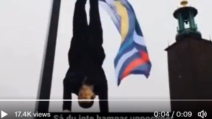 Καρέ από το επίμαχο βίντεο, όπου διακρίνεται κρεμασμένη η «μαριονέτα Ερντογάν»