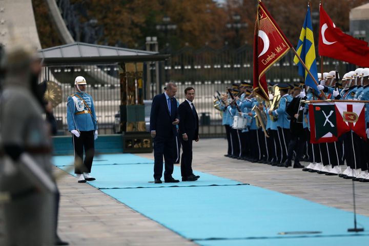 Ο Τούρκος Πρόεδρος Ρετζέπ Ταγίπ Ερντογάν, αριστερά, και ο Πρωθυπουργός της Σουηδίας Ουλφ Κρίστερσον επιθεωρούν μια στρατιωτική τιμητική φρουρά κατά τη διάρκεια τελετής καλωσορίσματος στο προεδρικό μέγαρο στην Άγκυρα, Τουρκία, Τρίτη, 8 Νοεμβρίου 2022. Ο Κριστέρσον συναντά τον Ερντογάν σε μια προσπάθεια να εξασαφλίσει την τουρκική έγκριση στην προσπάθεια της χώρας του να ενταχθεί στο ΝΑΤΟ. (AP Photo/Burhan Ozbilici)
