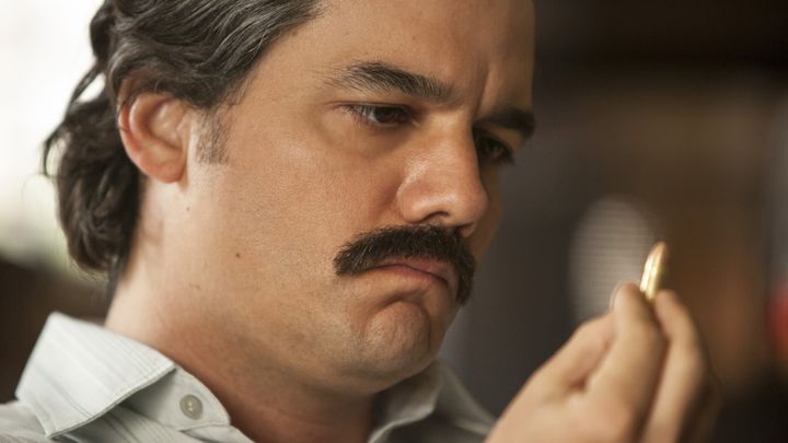 Moura, el actor de Pablo Escobar en 'Narcos', toca | HuffPost Life