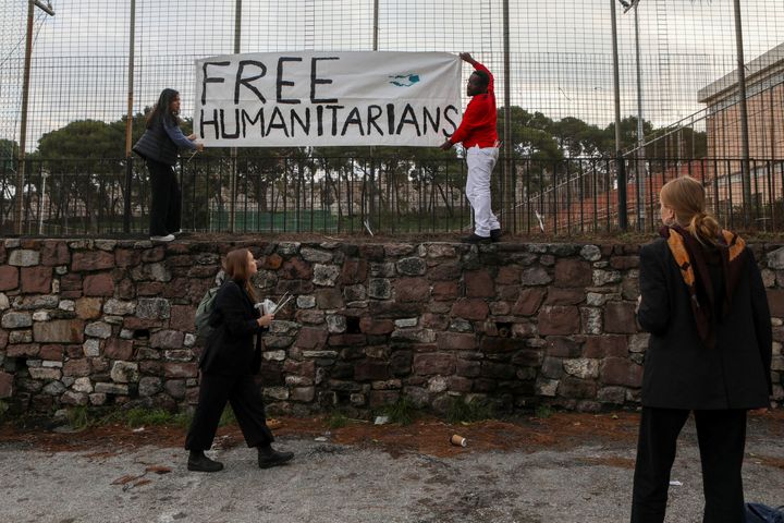 Αλληλέγγυοι κρεμούν ένα πανό έξω από ένα δικαστήριο της Λέσβου καθώς εργαζόμενοι σε ανθρωπιστική βοήθεια αντιμετωπίζουν δίκη για τη διάσωση προσφύγων, στο νησί της Λέσβου, Ελλάδα, 13 Ιανουαρίου 2023. REUTERS/Ηλίας Μάρκου