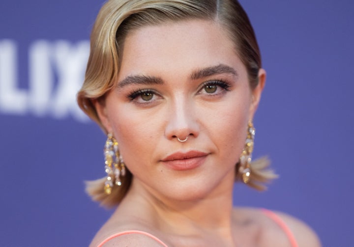 Florence Pugh, refletindo sobre a reação intensa de seu relacionamento agora concluído com Zach Braff, disse que as pessoas "me imaginou com alguém mais jovem e alguém em blockbusters."