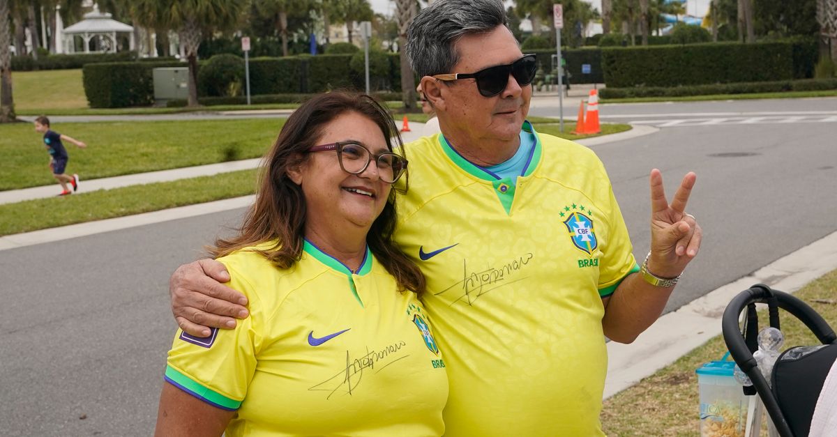 Jair Bolsonaro donne des autographes à ses fans en Floride