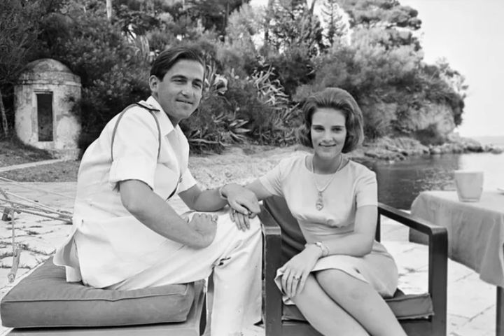 Ο τέως βασιλιάς Κωνσταντίνος Β' της Ελλάδας και η πριγκίπισσα Άννα Μαρία της Δανίας ποζάρουν για μια φωτογραφία, στην Κέρκυρα, Ελλάδα, Ιούλιος 1964. Ο Κωνσταντίνος, ο πρώην και τελευταίος βασιλιάς της Ελλάδας, πέθανε, όπως ανακοίνωσαν οι γιατροί αργά την Τρίτη, 10 Ιανουαρίου 2023. Ηταν 82 ετών. (Erik Petersen/Ritzau Scanpix via AP, File)