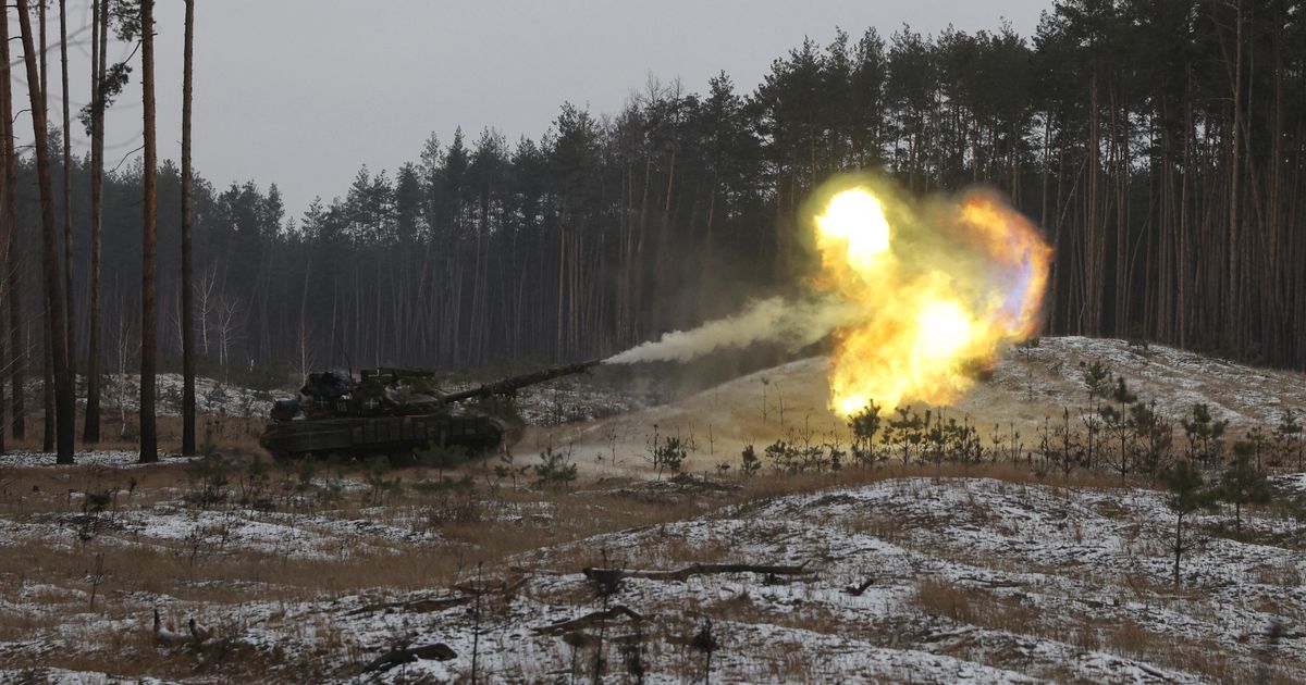 L’Ukraine recevra des chars britanniques alors que des missiles russes frappent Kyiv