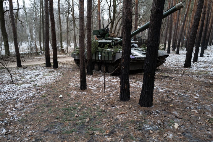 Un char ukrainien se trouve dans une zone boisée près de la ligne de front des combats le 12 janvier, à l'extérieur de Kreminna, en Ukraine.  Le Kreminna, situé à l'extrémité ouest de la région de Louhansk, a connu de violents combats entre l'Ukraine et les forces russes qui l'occupent, et certains responsables ukrainiens affirment que le Kreminna est sur le point d'être repris. 