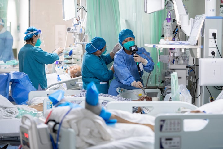 TAIYUAN, CHINA - JANUARY 09: Medical workers treat patients with severe COVID-induced conditions at Shanxi Bethune Hospital on January 9, 2023 in Taiyuan, Shanxi Province of China. (Photo by Wei Liang/China News Service/VCG via Getty Images)