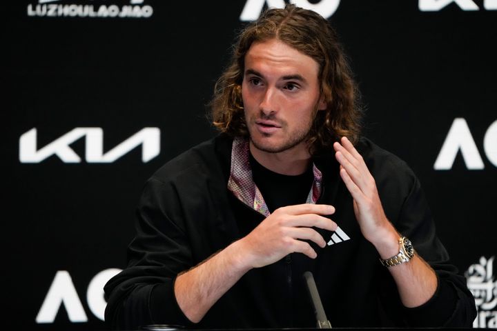 Ο Στέφανος Τσιτσιπάς κατά τη διάρκεια συνέντευξης Τύπου ενόψει του πρωταθλήματος τένις του Australian Open στη Μελβούρνη της Αυστραλίας, Σάββατο 14 Ιανουαρίου 2023. (AP Photo/Mark Baker)