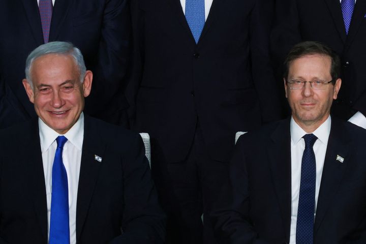 Ο Μπενγιαμίν Νετανιάχου (αριστερά) δίπλα στον Πρόεδρο του Ισραήλ, Ισαάκ Χέρτζογκ