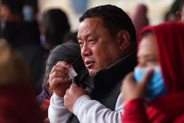 Ένας άνδρας κλαίει καθώς περιμένει να παραλάβει το σώμα ενός θύματος αεροπορικού δυστυχήματος, σε νοσοκομείο στην Ποxάρα του Νεπάλ, Δευτέρα, 16 Ιανουαρίου 2023. Το Νεπάλ ξεκίνησε μια ημέρα εθνικού πένθους τη Δευτέρα, καθώς τα σωστικά συνεργεία ξεκίνησαν ξανά την έρευνα για αγνοούμενους, μια μέρα αφότου ένα αεροπλάνο με προορισμό μια τουριστική πόλη συνετρίβη σε ένα φαράγγι, ενώ προσπαθούσε να προσγειωθεί σε ένα αεροδρόμιο που άνοιξε πρόσφατα, με αποτέλεσμα να σκοτωθούν τουλάχιστον 66 από τους 72 επιβαίνοντες στο πιο θανατηφόρο αεροπορικό δυστύχημα της χώρας εδώ και τρεις δεκαετίες. (AP Photo/Yunish Gurung)