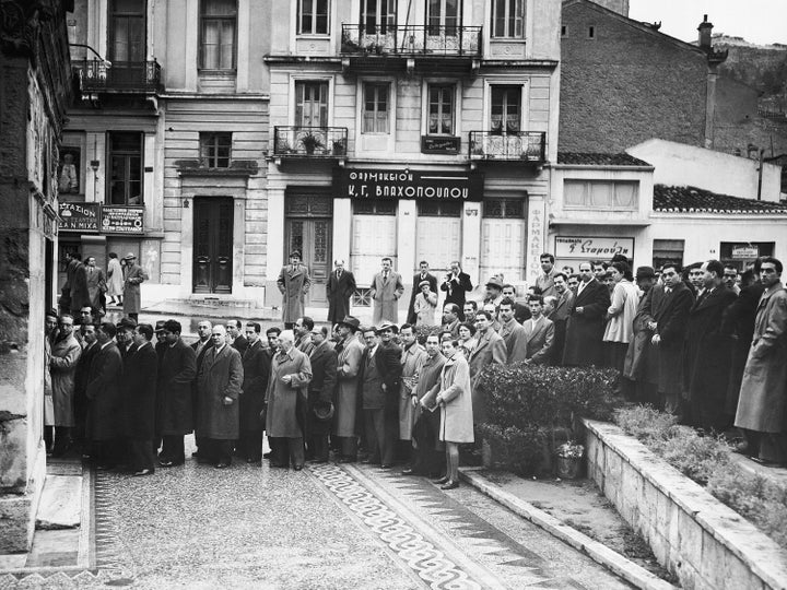 15 Ιανουαρίου 1950 Κύπριοι στην Ελλάδα ψηφίζουν για την Ένωση της Κύπρου με την Ελλάδα.