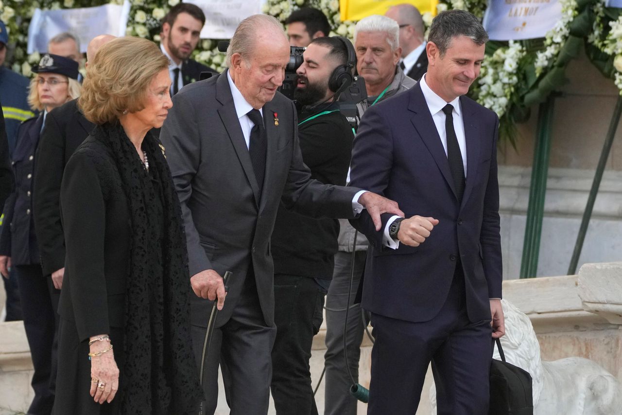 Ο πρώην βασιλιάς της Ισπανίας Χουάν Κάρλος, και η πρώην βασίλισσα της Ισπανίας Σοφία, αδελφή του πρώην βασιλιά της Ελλάδας Κωνσταντίνου Β' φτάνουν στον Μητροπολιτικό Καθεδρικό Ναό για την κηδεία στην Αθήνα, Δευτέρα, 16 Ιανουαρίου 2023