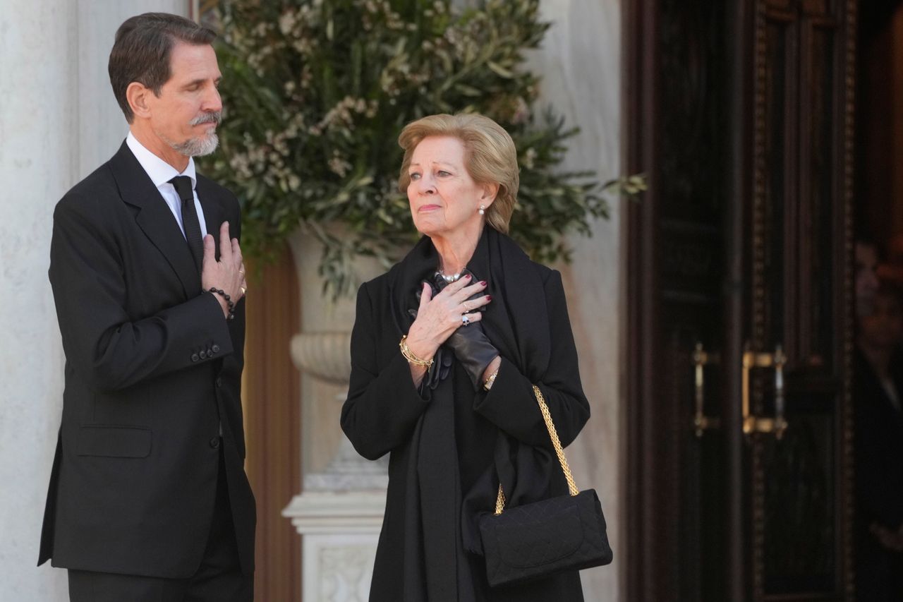 Ο πρίγκιπας Παύλος και η μητέρα του, πρώην βασίλισσα Άννα-Μαρία, σύζυγος του πρώην βασιλιά της Ελλάδας Κωνσταντίνου Β' στέκονται στον Μητροπολιτικό Καθεδρικό Ναό για την κηδεία στην Αθήνα, Δευτέρα, 16 Ιανουαρίου 2023.