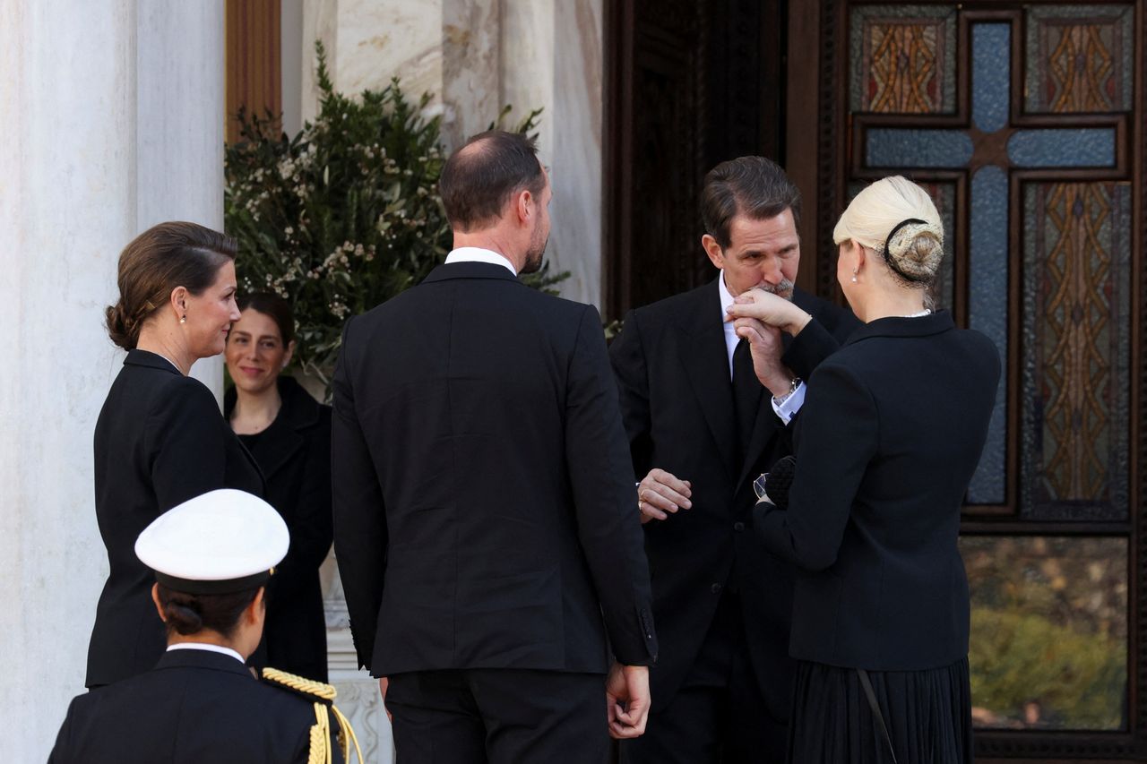 Ο πρώην διάδοχος της Ελλάδας Παύλος χαιρετίζει τον διάδοχο της Νορβηγίας Haakon και την Πριγκίπισσα Mette-Marit την ημέρα της κηδείας του πρώην Βασιλιά της Ελλάδας Κωνσταντίνου Β', στην Αθήνα, Ελλάδα, 16 Ιανουαρίου 2023.