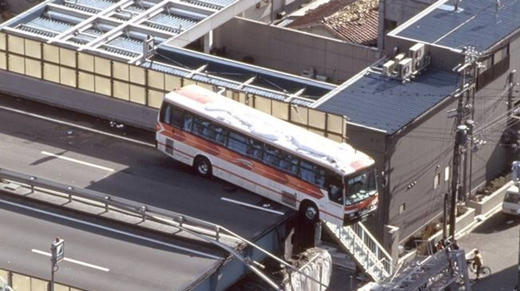 倒壊した高速道路、転落寸前のバス。帝産観光バスが当時の写真で伝えたいこと【阪神淡路大震災】 | ハフポスト NEWS