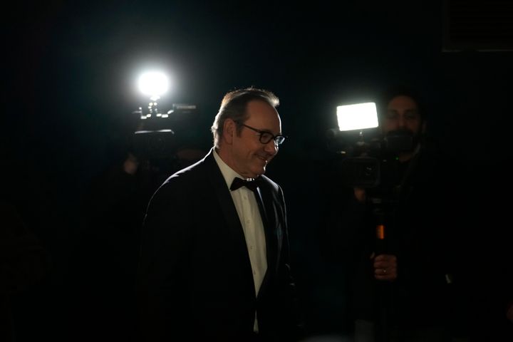 Ο Κέβιν Σπέισι χαμογελαστός κατά την άφιξη του στο Cinema Massimo του Τορίνο, για την απονομή του βραβείου, το masterclass και την προβολή της ταινίας «American Beauty», που του χάρισε το δεύτερο Όσκαρ. 16 Ιανουαρίου 2023, Ιταλία. (AP Photo/Luca Bruno)
