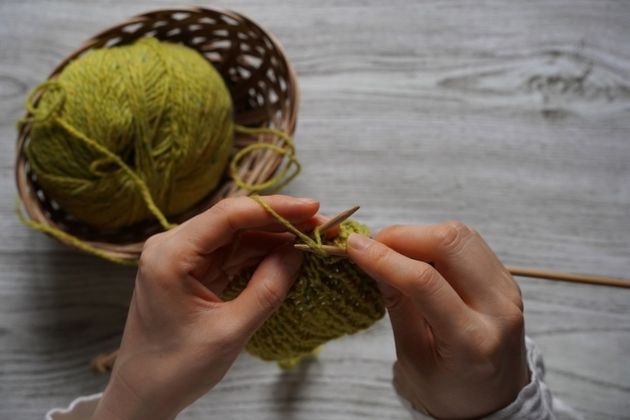 編み物をしている女性の手元（イメージ）