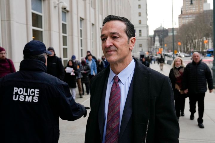 L'ancien dirigeant de la 21st Century Fox, Hernan Lopez, arrive au tribunal fédéral de Brooklyn, le mardi 17 janvier 2023, à New York.  (AP Photo/John Minchillo)