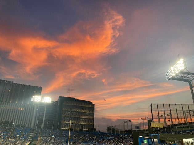 青空や夕日、満月など美しい景色も楽しめる神宮球場