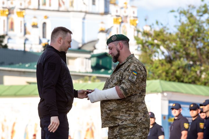 ΚΙΕΒΟ, ΟΥΚΡΑΝΙΑ - 2022/06/14: Ο υπουργός Εσωτερικών, Denis Monastyrsky απονέμει σε έναν στρατιώτη το μετάλλιο του υπερασπιστή της πατρίδας στην πλατεία Michailovskyi μπροστά από το μοναστήρι του Αγίου Μιχαήλ στην παλιά πόλη του Κιέβου. Το Υπουργείο Εσωτερικών απένειμε μετάλλια σε Διασώστες, αστυνομία και συνοριοφύλακες που επέδειξαν γενναιότητα στην αντιμετώπιση της ρωσικής επιθετικότητας στον πόλεμο κατά της Ουκρανίας, μερικοί από τους οποίους τραυματίστηκαν στη γραμμή του καθήκοντος.(Photo by Dominika Zarzycka/SOPA Images/LightRocket via Getty Images)
