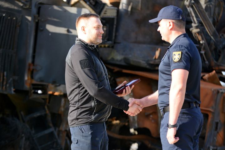 ΚΙΕΒΟ, ΟΥΚΡΑΝΙΑ - 2022/06/14: Ο υπουργός Εσωτερικών της Ουκρανίας Denys Monastyrsky απονέμει ένα μετάλλιο σε έναν εργαζόμενο της πυροσβεστικής υπηρεσίας. Το μετάλλιο απονεμήθηκε σε μέλη των υπηρεσιών έκτακτης ανάγκης, αστυνομία και συνοριοφύλακες, για πράξεις θάρρους και ηρωισμού κατά τη διάρκεια της σύγκρουσης με τη Ρωσία. Κάποιοι από τους παραλήπτες των μεταλλίων τραυματίστηκαν σοβαρά κατά την άσκηση του καθήκοντός τους. (Photo by Aleksandr Gusev/SOPA Images/LightRocket via Getty Images)