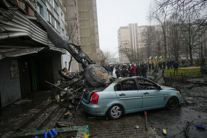 Άποψη της σκηνής όπου ένα ελικόπτερο συνετρίβη στο Brovary, στα περίχωρα του Κιέβου, Ουκρανία, Τετάρτη, 18 Ιανουαρίου 2023. Ο αρχηγός της Αστυνομίας της Ουκρανίας λέει ότι η συντριβή ελικοπτέρου σε προάστιο του Κιέβου είχε ως αποτέλεσμα να σκοτωθούν 16 άτομα, συμπεριλαμβανομένου του υπουργού Εσωτερικών της Ουκρανίας και δύο παιδιών. Είπε ότι εννέα από τους νεκρούς επέβαιναν στο ελικόπτερο. (AP Photo/Daniel Cole)