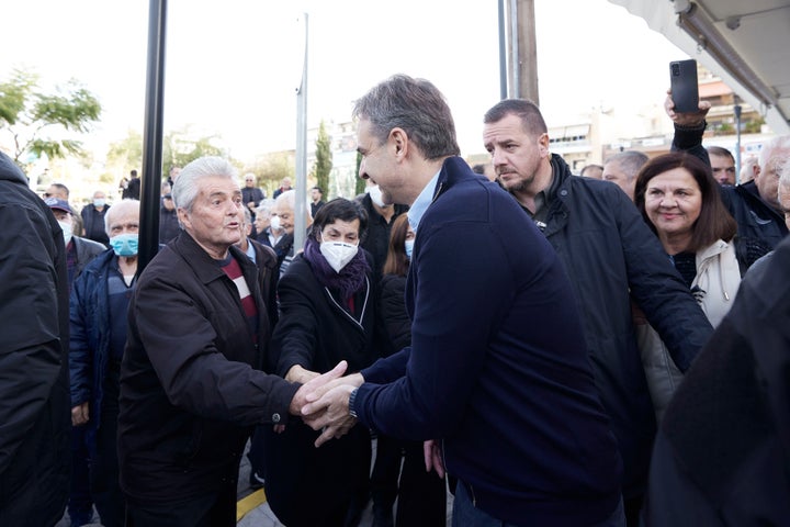 Στιγμιότυπο από την επίσκεψη του Κυριάκου Μητσοτάκη στο Δήμο Κορυδαλλού