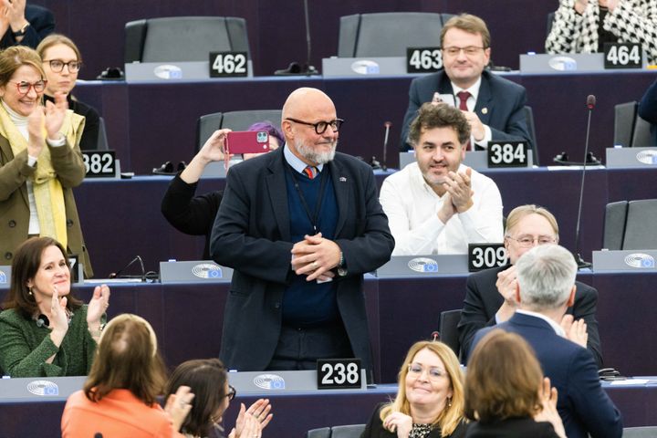 O νέος ευρωβουλευτής, Μαρκ Άνγκελ, χειροκροτείται από τους συναδέλφους του για την εκλογή του ως ένας εκ ε των νέων αντιπροέδρων του Ε.Κ. 