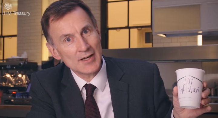 Aha! Jeremy Hunt explains inflation with cups.
