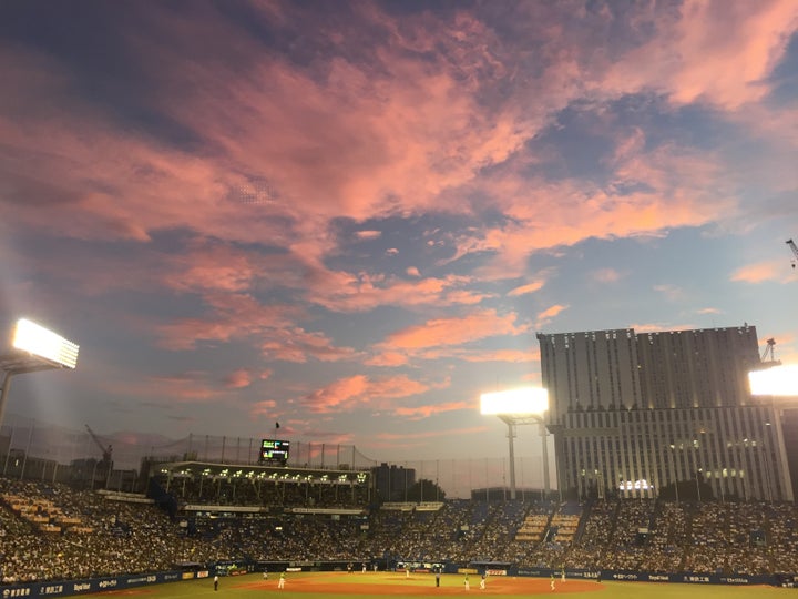 青空や夕日、満月など美しい景色も楽しめる神宮球場