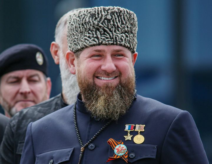 Ο αρχηγός της Τσετσενικής Δημοκρατίας Ραμζάν Καντίροφ παρευρίσκεται σε στρατιωτική παρέλαση την Ημέρα της Νίκης, η οποία σηματοδοτεί την 77η επέτειο από τη νίκη επί της Ναζιστικής Γερμανίας στον Β' Παγκόσμιο Πόλεμο, στην πρωτεύουσα της Τσετσενίας Γκρόζνι της Ρωσίας, 9 Μαΐου 2022