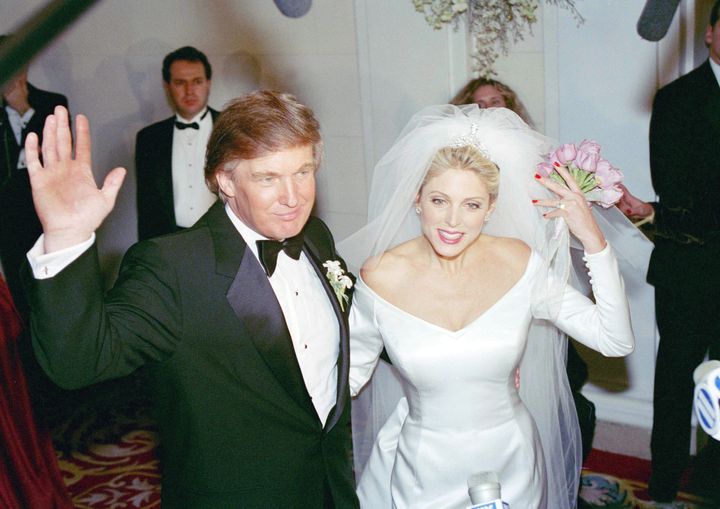 Ο Ντόναλντ και η Μάρλα Τραμπ χαιρετούν τους φωτογράφους καθώς μπαίνουν στη δεξίωση του γάμου τους στο Plaza Hotel της Νέας Υόρκης, 20 Δεκεμβρίου 1993.
