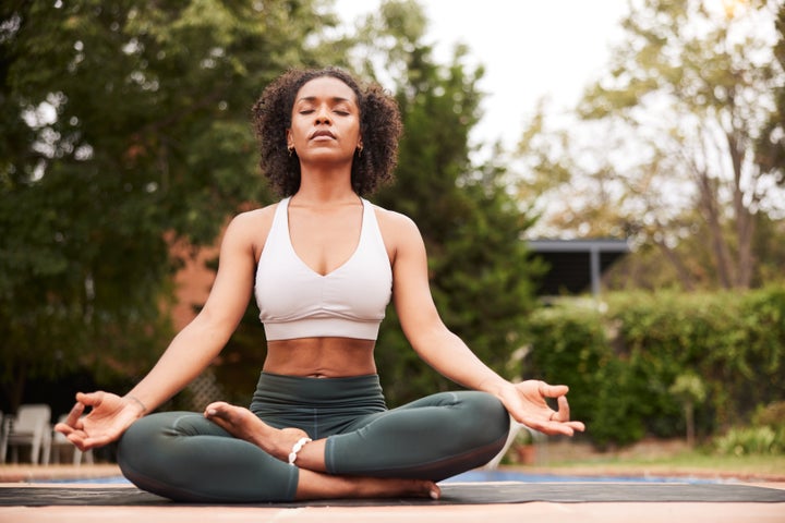 Wenn Sie schlechte Laune haben, sind tiefes Atmen und Meditation großartige Möglichkeiten, um präsent zu bleiben und sich von Ihren Sorgen zu befreien.