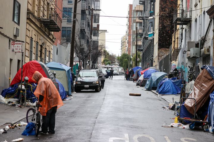 サンフランシスコのポークストリートにたつ、ホームレスの人たちのテント（2023年1月13日）