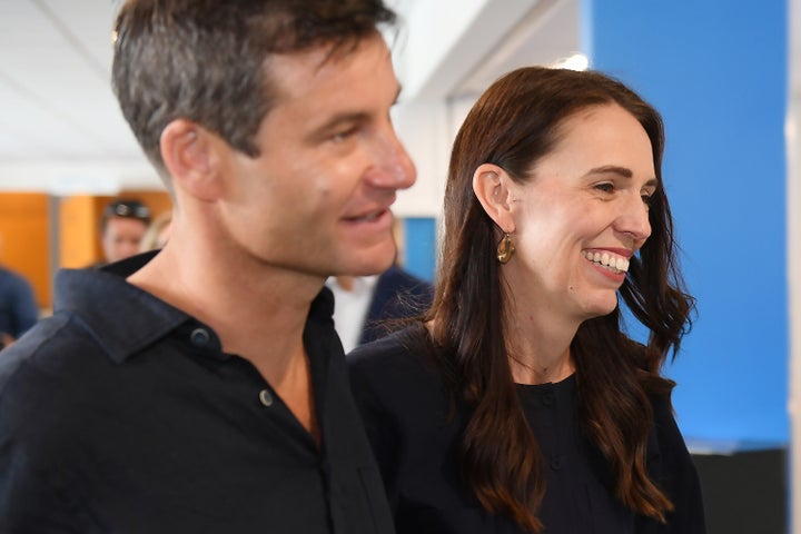 アーダーン首相とパートナーのクラーク・ゲイフォードさん。辞任表明後、一緒に会場を後にした。(2023年1月19日、ネーピア・ニュージーランド)